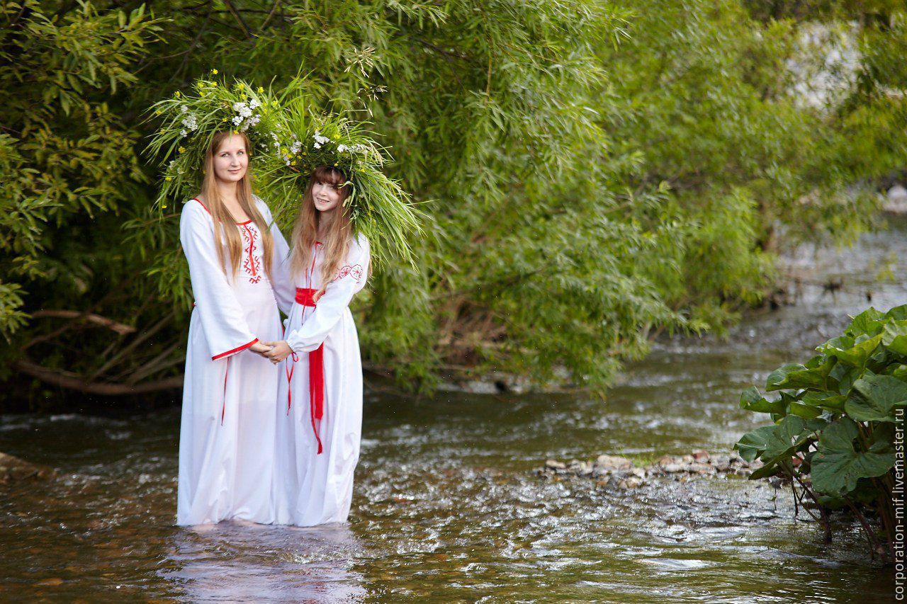 Women in Slavic costumes in Honiara