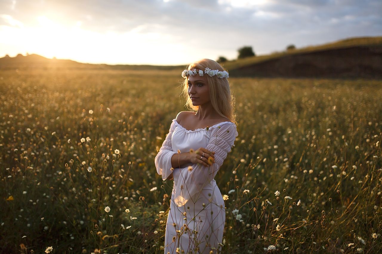 Girls in Slavic costumes in Honiara